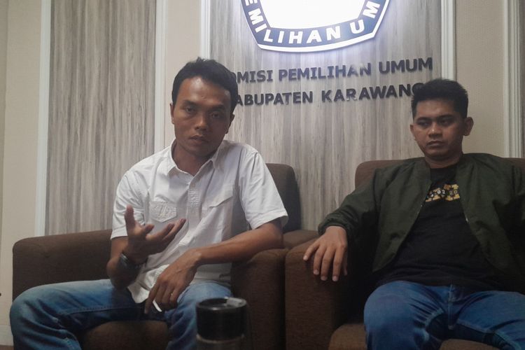 Miftah Farid (kemeja putih) saat memberikan keterangan pers soal pengunduran diri sebagai Ketua PWI KPU Karawang, Minggu (7/5/2023).