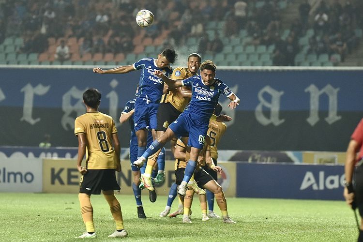 Duel bola udara Alex Martins diapit dua pemain Persib Daisuke Sato dan Kakang Rudianto dalam pertandingan tunda pekan ke-18 Liga 1 2022-2023 antara Persib Bandung vs Bhayangkara FC, yang berlangsung di Stadion Pakansari, Cibinong, Kabupaten Bogor, Jumat (24/3/2023).