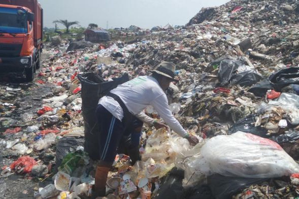 Ada ratusan pemulung yang setiap hari mengais sampah di TPST Bantargebang