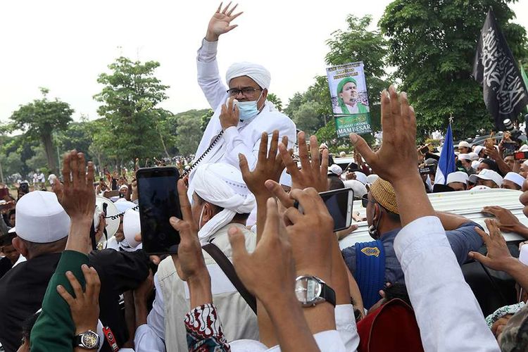 Habib Rizieq Shihab (HRS) menyapa massa yang menjemputnya di Terminal 3 Bandara Soekarno Hatta, Tangerang, Banten, Selasa (10/11/2020). HRS beserta keluarga kembali ke tanah air setelah berada di Arab Saudi selama tiga tahun. ANTARA FOTO/Muhammad Iqbal/aww.