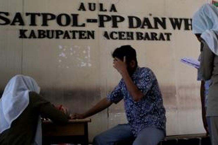 Siswa yang bolos saat dibina dan didata di kantor Satpol PP-WH Meulaboh, Aceh Barat, Kamis (11/9/2014).