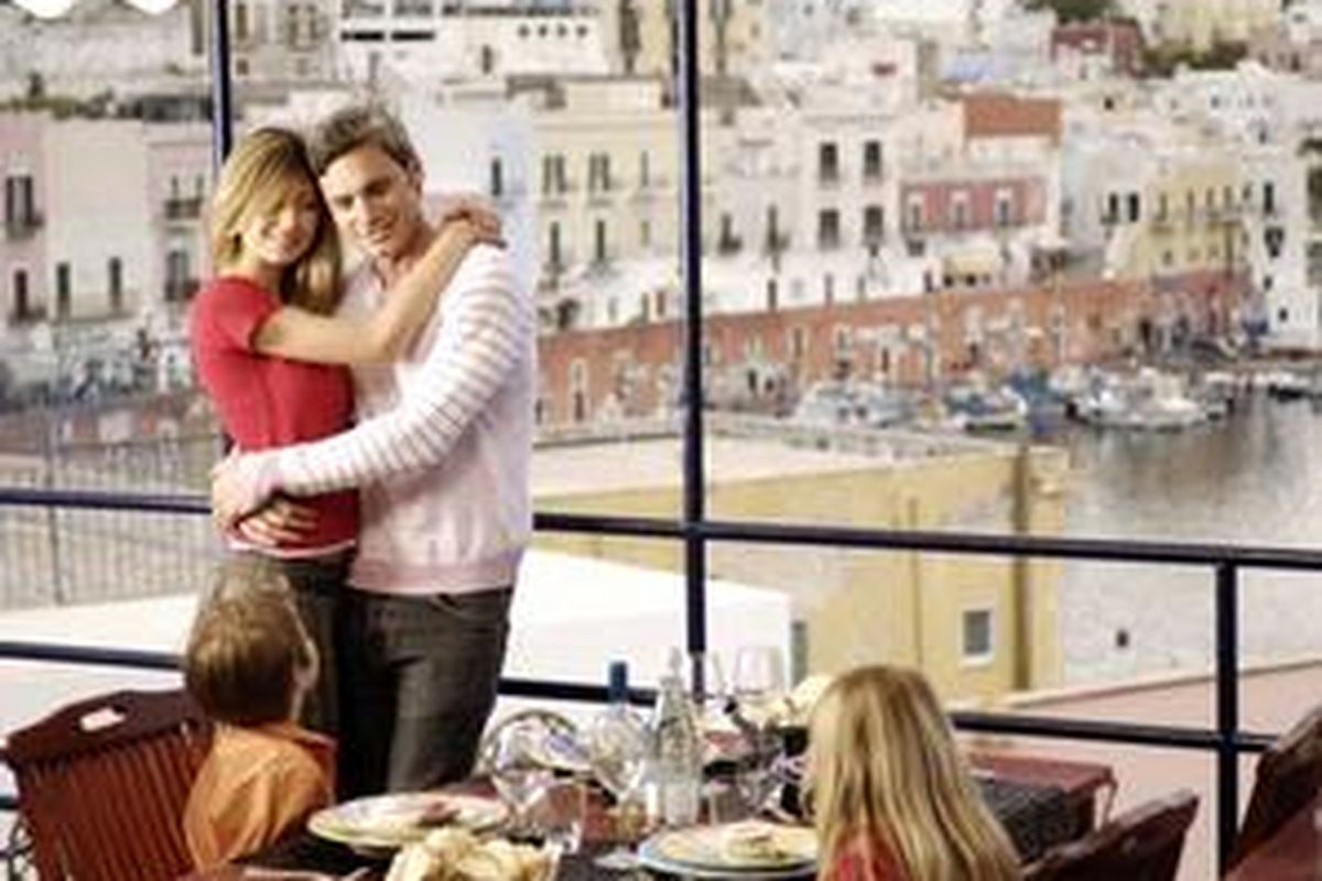 Cek juga promosi di tempat tujuan, siapa tahu Anda bisa mendapatkan diskon di restoran-restoran.