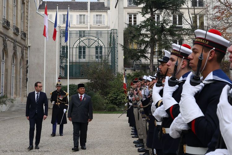 enteri Pertahanan Prabowo Subianto saat bertemu dengan Menteri Angkatan Bersenjata Perancis Sébastien Lecornu di Paris, Kamis (15/12/2022).