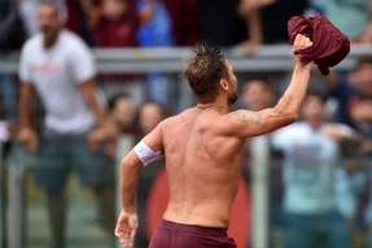Penyerang AS Roma, Francesco Totti, merayakan golnya usai membobol gawang Sampdoria pada pertandingan lanjutan Serie A, Minggu (11/9/2016). 