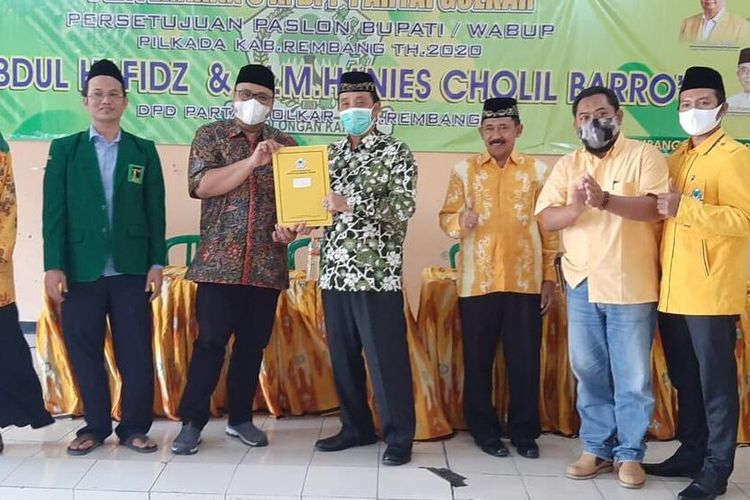 Pasangan H Abdul Hafidz dan H Mochamad Hanies Cholil Barro (Gus Hanies) menerima surat rekomendasi dari Partai Golkar yang diserahkan DPD Golkar Rembang, Kamis (3/9/2020) sore, di Kantor DPD Partai Golkar Rembang.