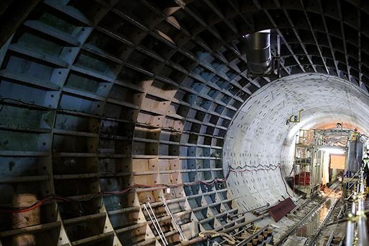 Aktivitas pekerja menyelesaikan pengerjaan proyek pengeboran terowongan untuk angkutan massal cepat (Mass Rapid Transit/MRT) di Stasiun Dukuh Atas, Jakarta Pusat, Kamis (24/11/2016). Pengerjaan proyek MRT fase pertama ini diperkirakan rampung pada tahun 2018.