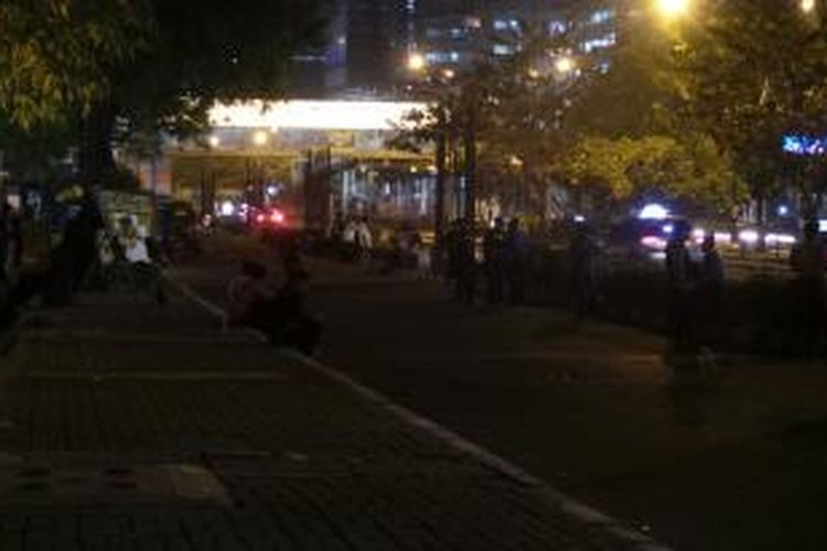 Aparat Polda Metro Jaya dan tim Labfor Mabes Polri melakukan olah TKP kembali di lokasi penembakan Aipda Sukardi depan Kantor KPK Jalan Rasuna Said, Jakarta. Selasa (24/9/2013) malam.