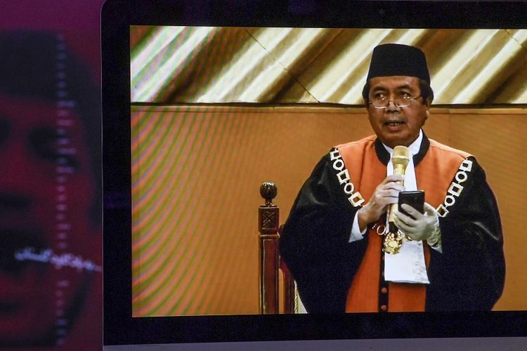 Layar menampilkan live streaming Wakil Ketua Mahkamah Agung bidang Yudisial Syarifuddin memberikan pidato saat Sidang Paripurna Khusus Pemilihan Ketua Mahkamah Agung periode 2020-2025 dari Gedung MA di Jakarta, Senin (6/4/2020). Hakim Agung Syarifuddin terpilih sebagai Ketua Mahkamah Agung periode 2020-2025 menggantikan Hatta Ali yang akan memasuki masa pensiun. ANTARA FOTO/Hafidz Mubarak A/hp.