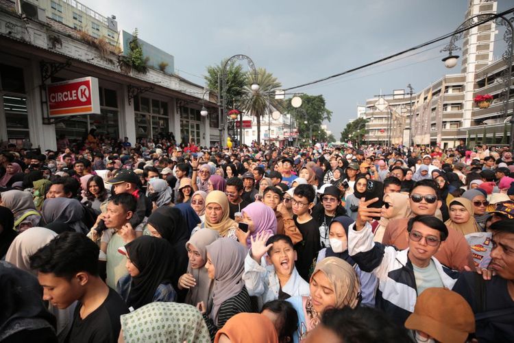 Ribuan warga Bandung, berbagai kota di Indonesia, hingga mancanegara, memadati perhelatan Asian African Festival 2023 di Bandung, Sabtu (29/7/2023). 
