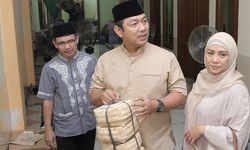 Kurangi Sampah Plastik, Pembagian Kurban di Semarang Gunakan Besek