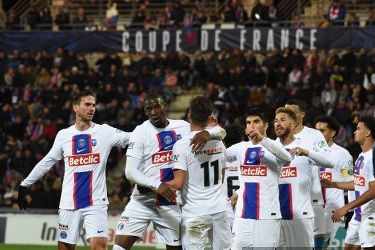 Skuad Paris Saint-Germain merayakan gol mereka ke gawang Chateauroux dalam babak 64 besar Piala Perancis atau Coupe de France, Sabtu (7/1/2023) dini hari WIB, di Stadion Gaston-Petit. Selanjutnya, PSG akan melawan Pays de Cassel pada 32 besar Piala Perancis 2022-2023. Laga Pays de Cassel vs PSG akan digelar di Stadion Bollaert-Delelis, Lens, pada Selasa (24/1/2023) dini hari WIB