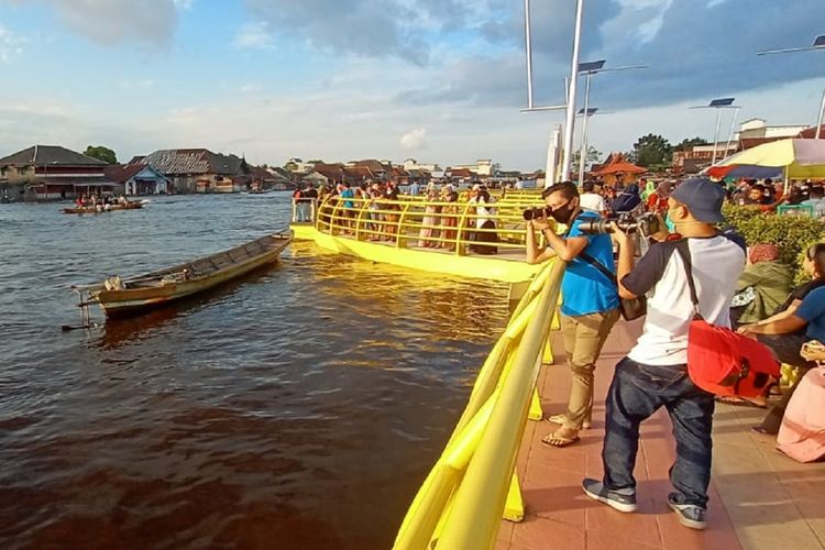 Dua pecinta fotografi mengabadikan momen bekanjur banyu di Sungai Arut, Kalimantan Tengah, Minggu (26/7/2020). 