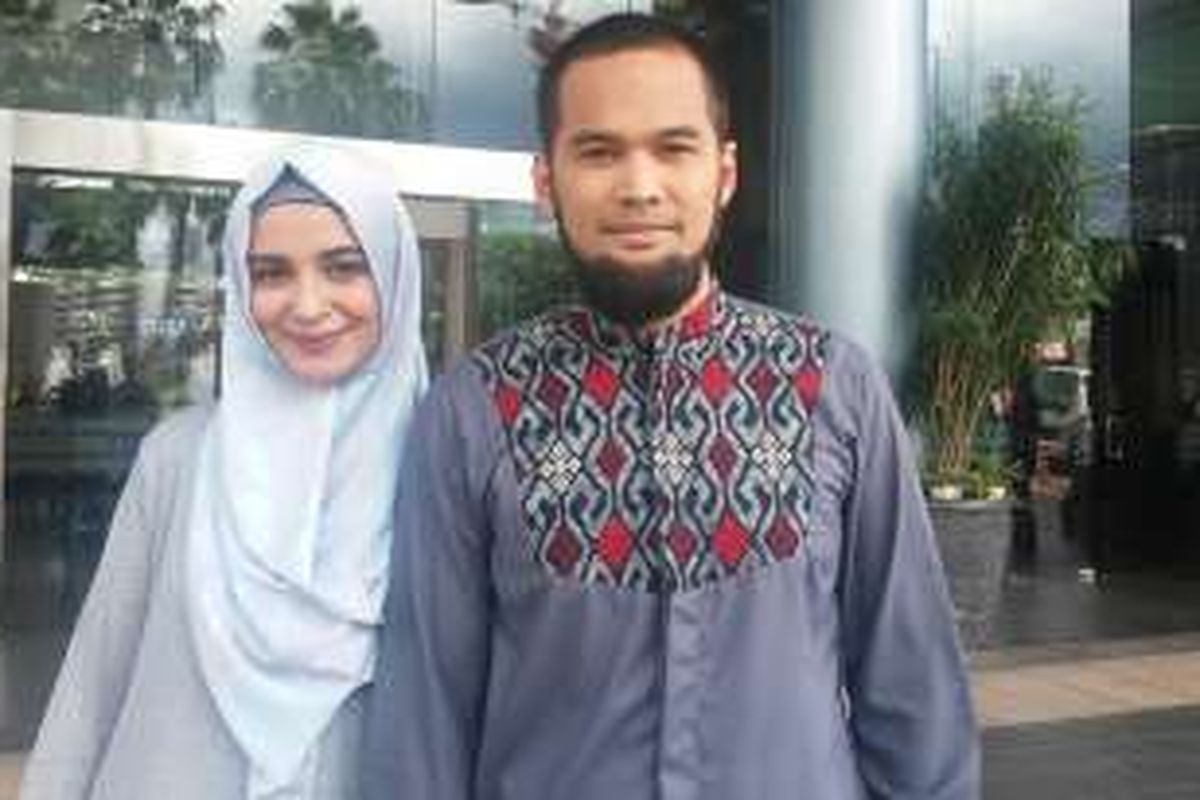 Teuku Wisnu dan istrinya, Shireen Sungkar, diabadikan di halaman gedung Trans, Jakarta Selatan, Selasa (9/2/2016).