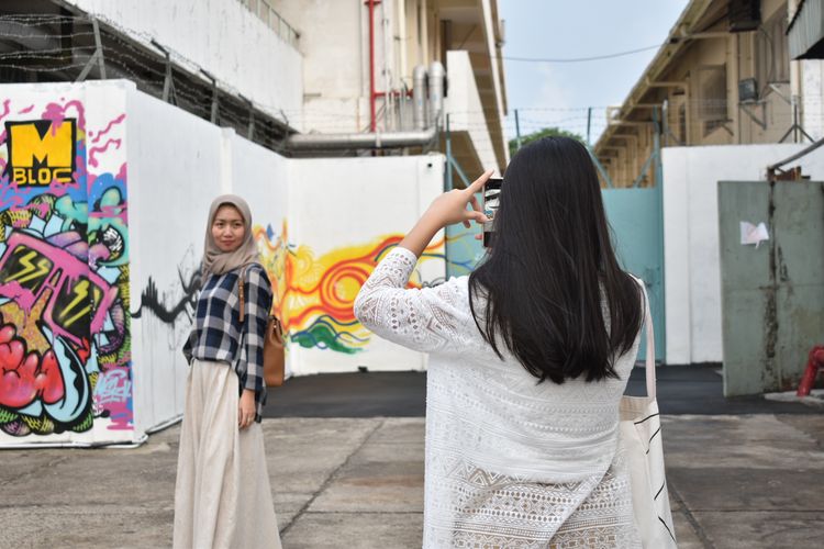 Pengunjung berfoto di area M Bloc Space Jakarta Selatan (2/1/2020).