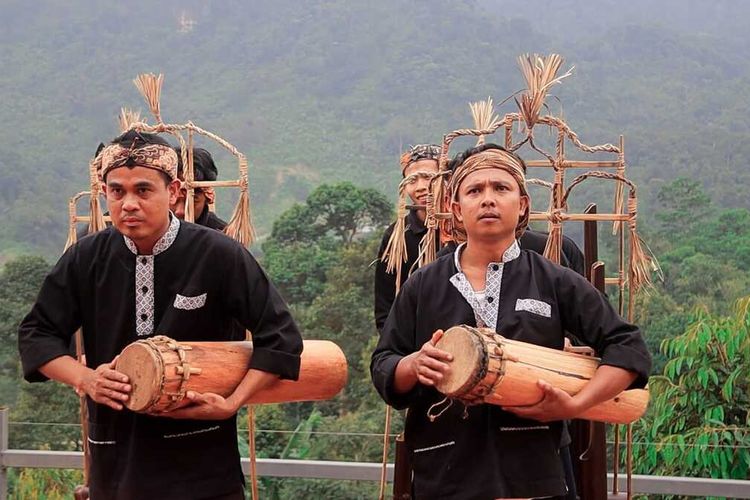 Angklung Gubrag diiringi tarian khas sunda sedang dimainkan oleh masyarakat Desa Mekarjaya, Kecamatan Cigudeg, Kabupaten Bogor, Jawa Barat.