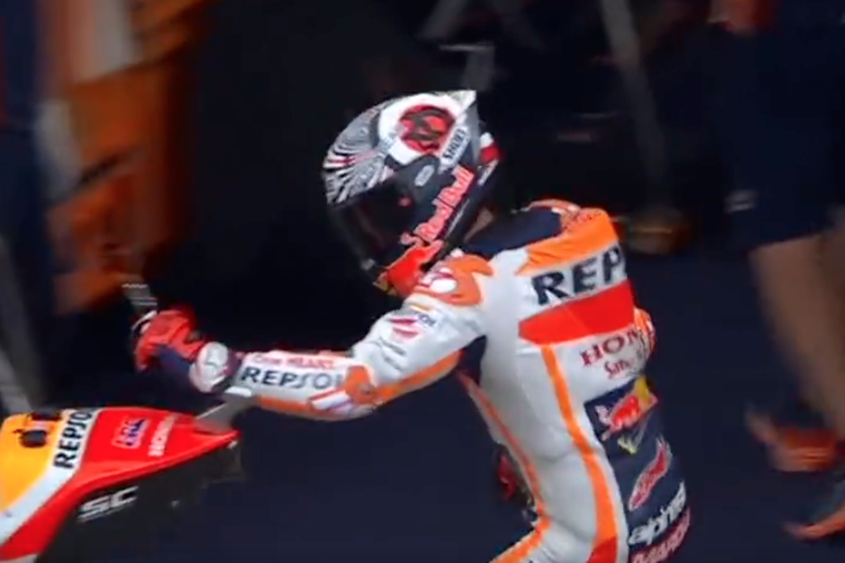 Momen menegangkan sarung tangan Marc Marquez tersangkut di motor