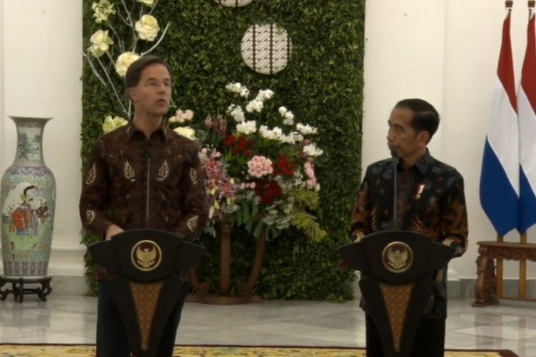 Presiden Jokowi dalam pernyataan pers bersama PM Belanda Mark Rutte di Istana Kepresidenan, Bogor, Senin (7/10/2019). 