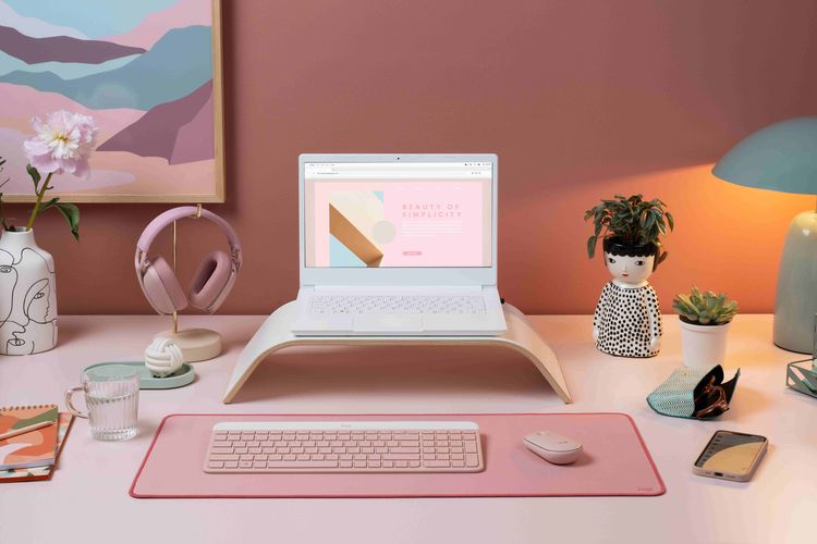 Logitech MK470 Slim Keyboard Mouse Combo Rose yang melengkapi setup ruangan berwarna serba pink. 