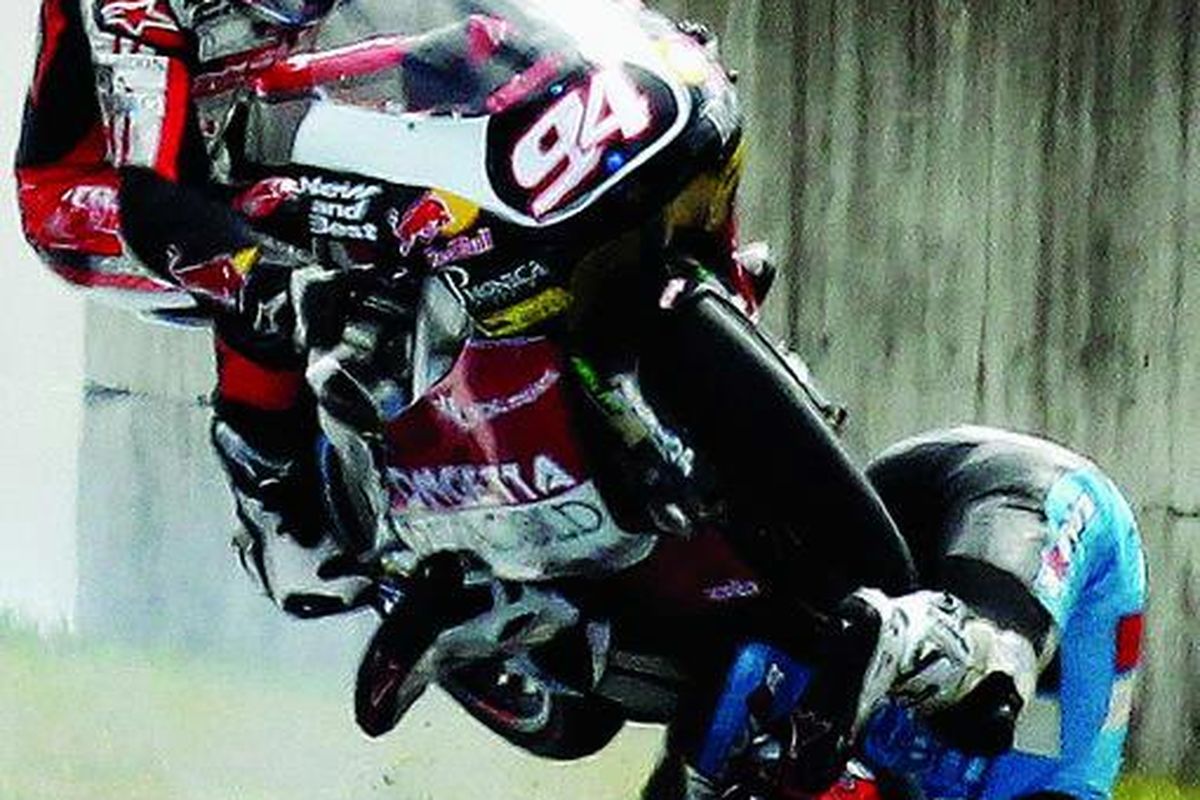 Pebalap Jerman, Jonas Folger (94), menabrak pebalap Spanyol, Efren Vazquez, pada lomba kelas 125 cc GP Jepang di Sirkuit Twin Ring Motegi, Jepang, Minggu (3/10).