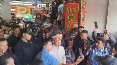 Momen Hari Kartini, Wapres Gibran Borong Sembako untuk 100 Mama Papua di Sorong