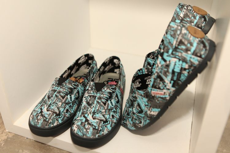 Sepatu hasil kolaborasi Wakai dan seniman Jeremyville.