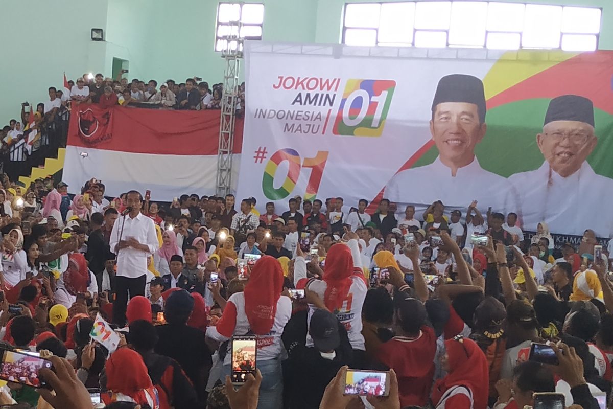 Capres Joko Widodo (kiri) menyampaikan orasi saat berkampanye di Sukabumi, Jawa Barat, Kamis (11/4/2019).
