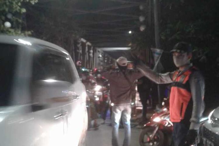 Macet di Jembatan Barombong