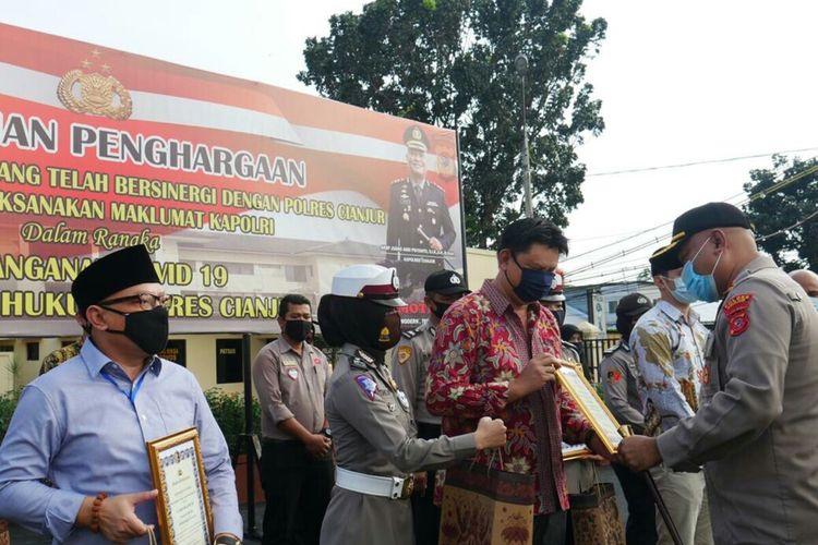 Kapolres Cianjur AKBP Juang Andi Priyanto memberikan penghargaan kepada belasan orang yang dinilai turut menyukseskan Maklumat Kapolri twrkait penanganan Covid-19