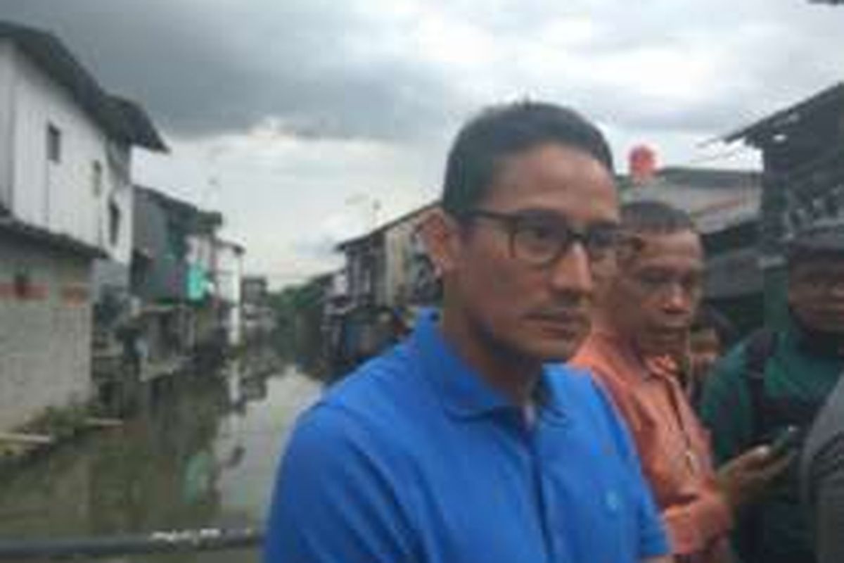 Calon wakil gubernur DKI Jakarta Sandiaga Uno meninjau kali yang melintasi Jalan Gotong Royong, Kapuk, Cengkareng, Jakarta Barat, Senin (14/11/2016).