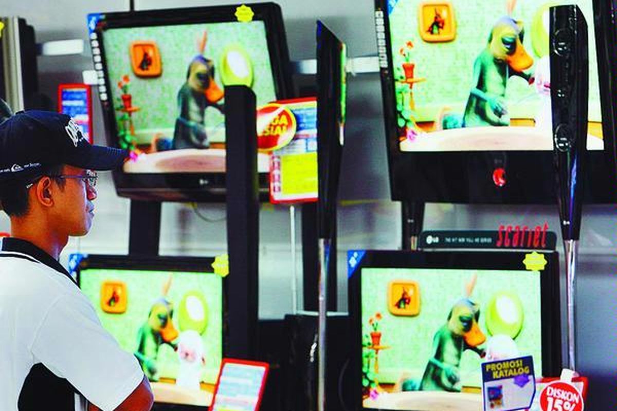 Pengunjung melihat produk elektronik di pusat perbelanjaan di kawasan Lebak Bulus, Jakarta, Kamis (20/11). Harga sejumlah produk elektronik yang sebagian besar impor mulai terpengaruh nilai tukar rupiah yang terus melemah terhadap dollar AS.  