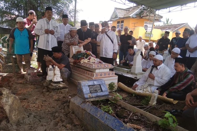 Proses pemakaman Sri Handayani (36) dan putranya Kms M Arzaq (2) di Tempat Pemakaman Umum (TPU) Limbungan Kota Palembang,Sumatera Selatan, Senin (22/4/2019). Ibu dan anak ini sebelumnya tewas lantaran terlindas mobilnya sendiri. 