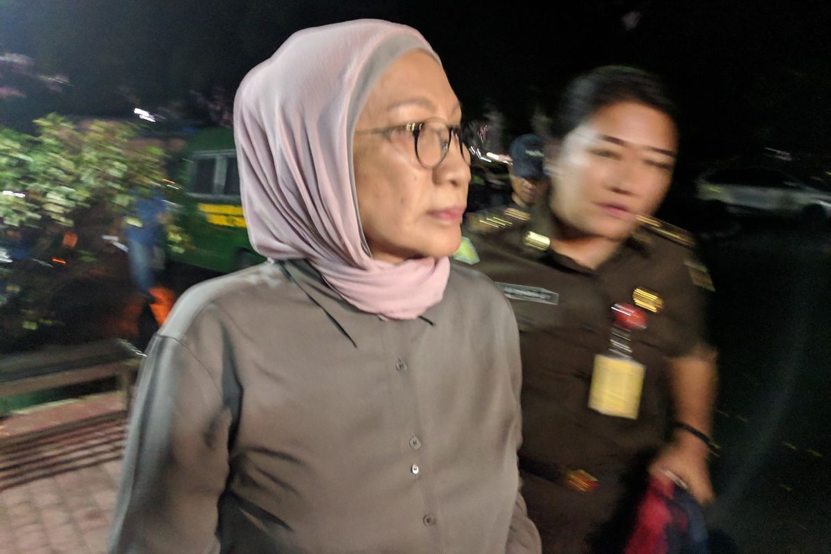 Terdakwa Kasus Penyebaran Berita Bohong atau Hoaks Ratna Sarumpaet Memberikan Keterangan Ke Media di Depan Rutan Mapolda Metro Jaya pada Selasa (2/4/2019)