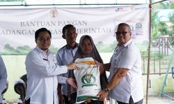 Harga Beras Semakin Mahal, Bupati HST Serahkan Bantuan Pangan Beras Kepada 21.101 KPM