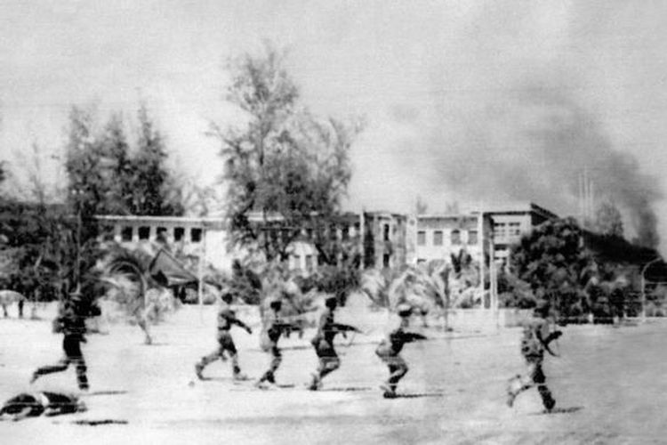 Tentara Vietnam memasuki Phnom Penh, ibukota Kamboja pada Januari 1979