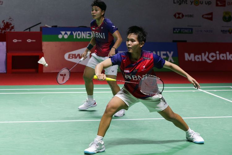 Ganda putri Indonesia, Apriyani Rahayu/Siti Fadia Silva Ramadhanti bertanding melawan ganda putri Thailand, Jongkolphan Kititharakul/Rawinda Prajongjai pada pertandingan perempat final Indonesia Masters 2023 di Istora Senayan, Jakarta, Jumat (27/1/2023). Apriyani/Fadia gagal melaju ke semifinal Indonesia Masters 2023 setelah kalah dengan skor 21-16, 17-21, 18-21.