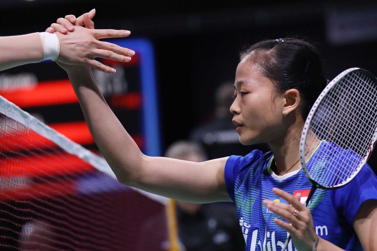 Pebulu tangkis tunggal putri Indonesia besalaman dengan Chai Yan Yan asal China yang mengalahkannya di babak pertama Denmark Open 2019, Rabu (16/10/2019).