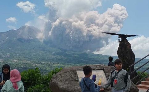 Indonesia's Merapi Volcano Erupts, Covers Villages in Ash