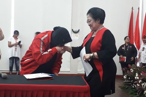 Dilantik Jadi Ketua DPP PDI-P, Risma Cium Tangan Megawati