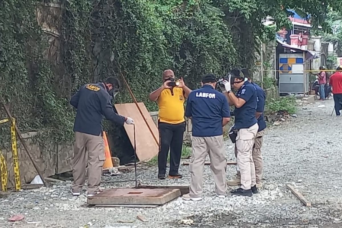 Personel Pusat Laboratorium dan Forensik (Puslabfor) Mabes Polri saat memeriksa gorong-gorong di Cipondoh, Kota Tangerang, Jumat (8/10/2021), untuk memeriksa penyebab kematian lima orang yang meninggal di sana.