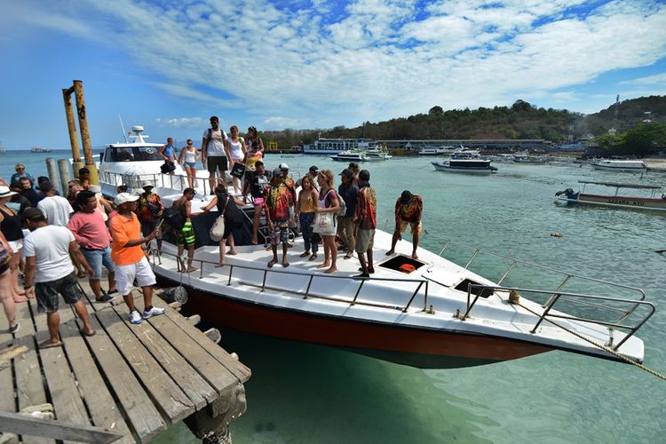 Wisatawan mancanegara tiba dengan kapal cepat di Pelabuhan Padangbai, Kabupaten Karangasem, Bali, Selasa (3/10/2017). Status Gunung Agung yang mengalami peningkatan dari level III (Siaga) menjadi level IV (Awas) tak berdampak signifikan terhadap kunjungan sejumlah destinasi wisata di Bali yang tetap ramai pengunjung.