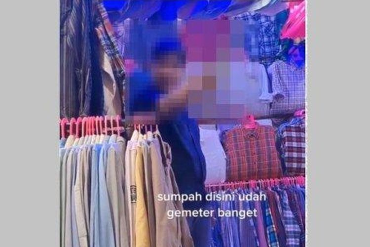 Sebuah rekaman video menunjukkan aksi pedagang baju bekas diduga di Pasar Cimol Gedebage Kota Bandung sedang mengancam pembeli yang seorang wanita menggunakan pisau.