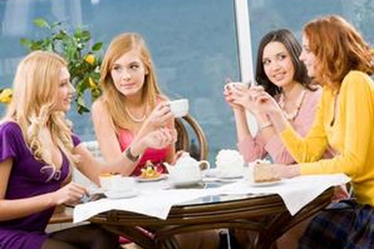 Kumpul-kumpul dengan sahabat wanita yang saling dukung bisa bantu banyak dalam menurunkan stres dan menjaga keseimbangan tubuh. 