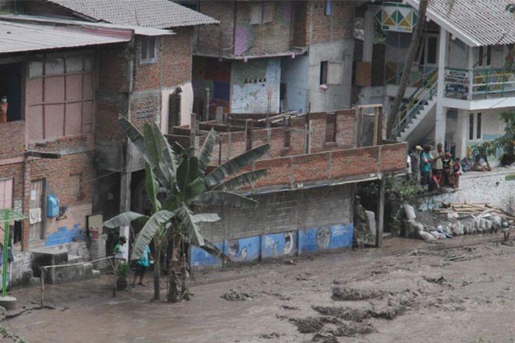 Kali Code yang membelah kota Yogyakarta mulai meluap, Jumat (5/11/2010).