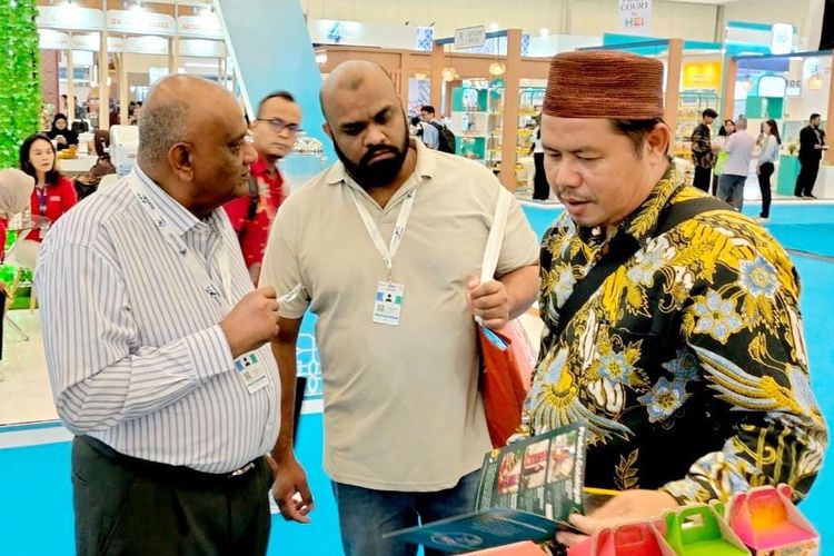 Zaiwan bersama masyarakat memilih mengembangkan potensi hasil hutan bukan kayu secara berkelanjutan, salah satunya Madu Pelawan