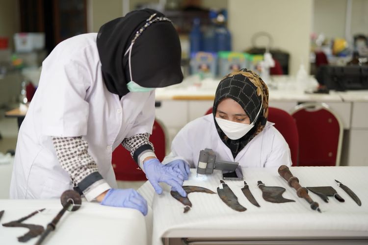 Tim konservator sedang melakukan proses klasifikasi koleksi Museum Nasional Indonesia yang terdampak