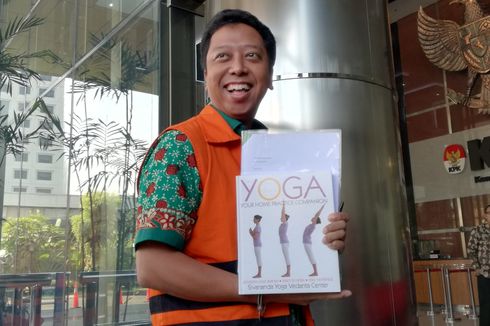 Datang ke KPK, Romahurmuziy Bawa Buku Panduan Yoga