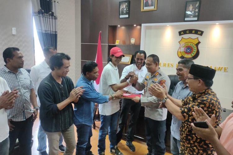 Komite Peralihan Aceh (KPA) dan Partai Aceh (PA) Lhokseumawe mendatangi Polres Lhokseumawe, Senin (15/8/2022), tepat 17 tahun perjanjian damai Aceh antara Pemerintah Republik Indonesia dan Gerakan Aceh Merdeka (GAM).