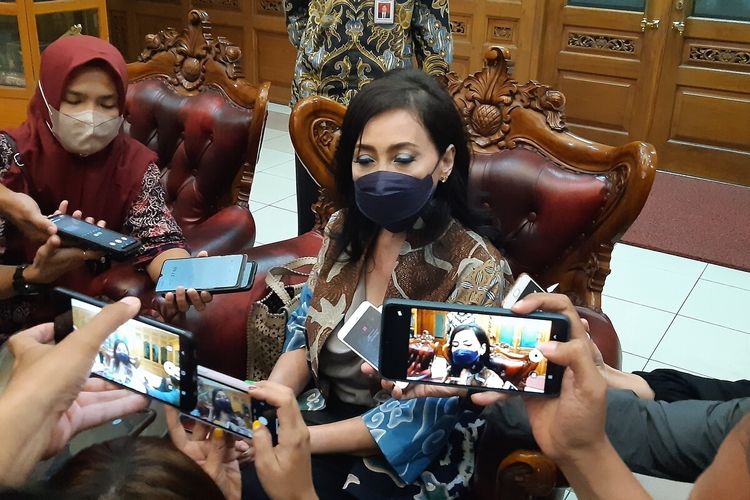 Anggota Dewan Pertimbangan Presiden (Watimpres) Putri Kus Wisnu Wardani memberikan keterengan pers di Balai Kota Solo, Jawa Tengah, Jumat (11/3/2022).