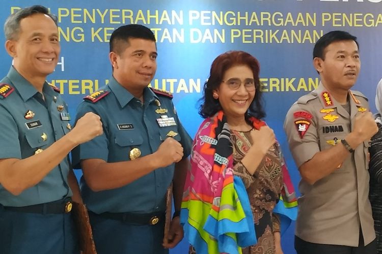 Menteri Kelautan dan Perikanan, Susi Pudjiastuti (kedua kiri) menyampaikan keterangan dalam konferensi pers di Gedung Mina Bahari IV KKP, Jakarta, Rabu (9/10/2019).