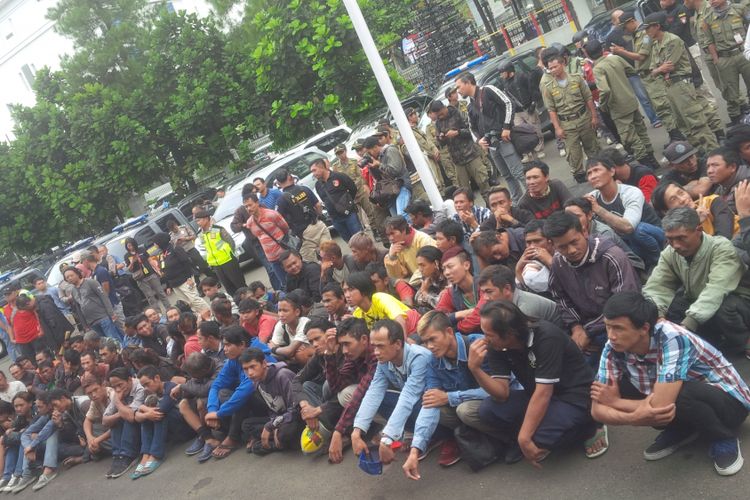 Para Preman yang diamankan petugas gabungan aparat Polrestabes Bandung dan Sat‎uan Polisi Pamong Praja (Satpol PP) Kota Bandung dalam operasi penyakit masyarakat bertajuk Ramadniya Lodaya 2017 di seluruh wilayah Kota Bandung mulai tanggal 9 Juni hingga 19 Juni 2017. 